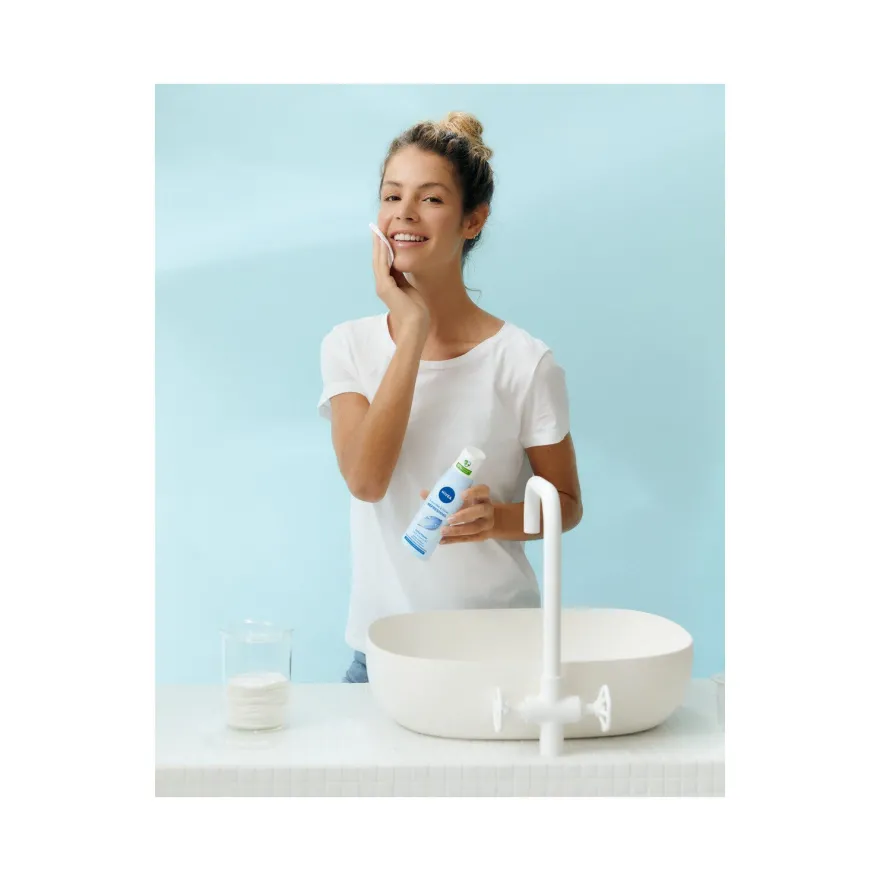 Nivea 2 in 1 Latte + Tonico Rinfrescante Latte Detergente Viso E Tonico Idratante 200ml